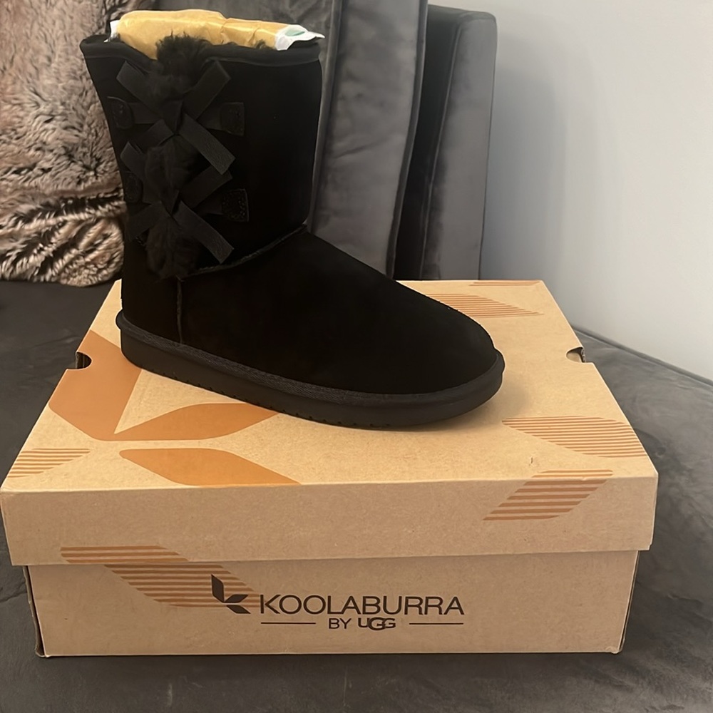 Koolaburra by UGG Unisex-Child Victoria Short Size 4